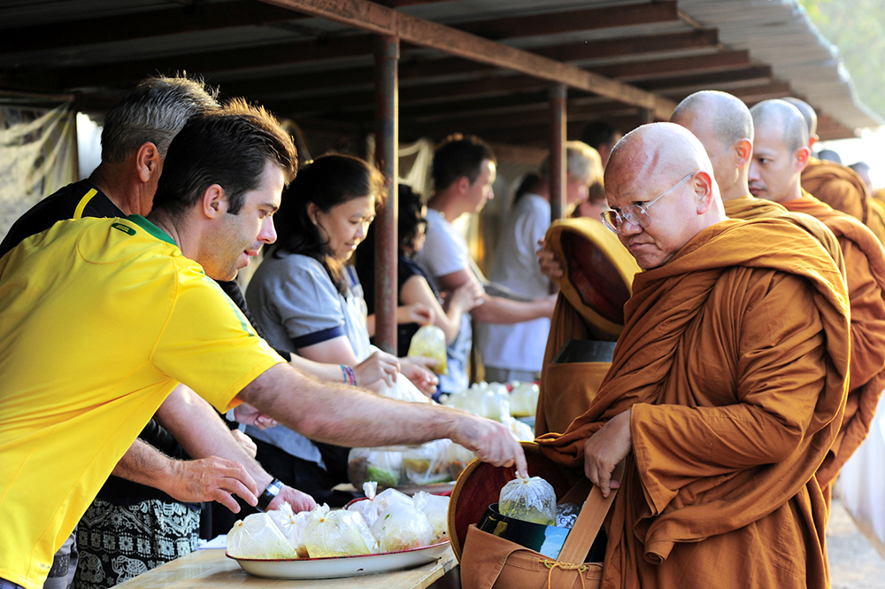 Thai Wisdom-ตักบาตรเช้าที่ Tiger Temple_1.JPG